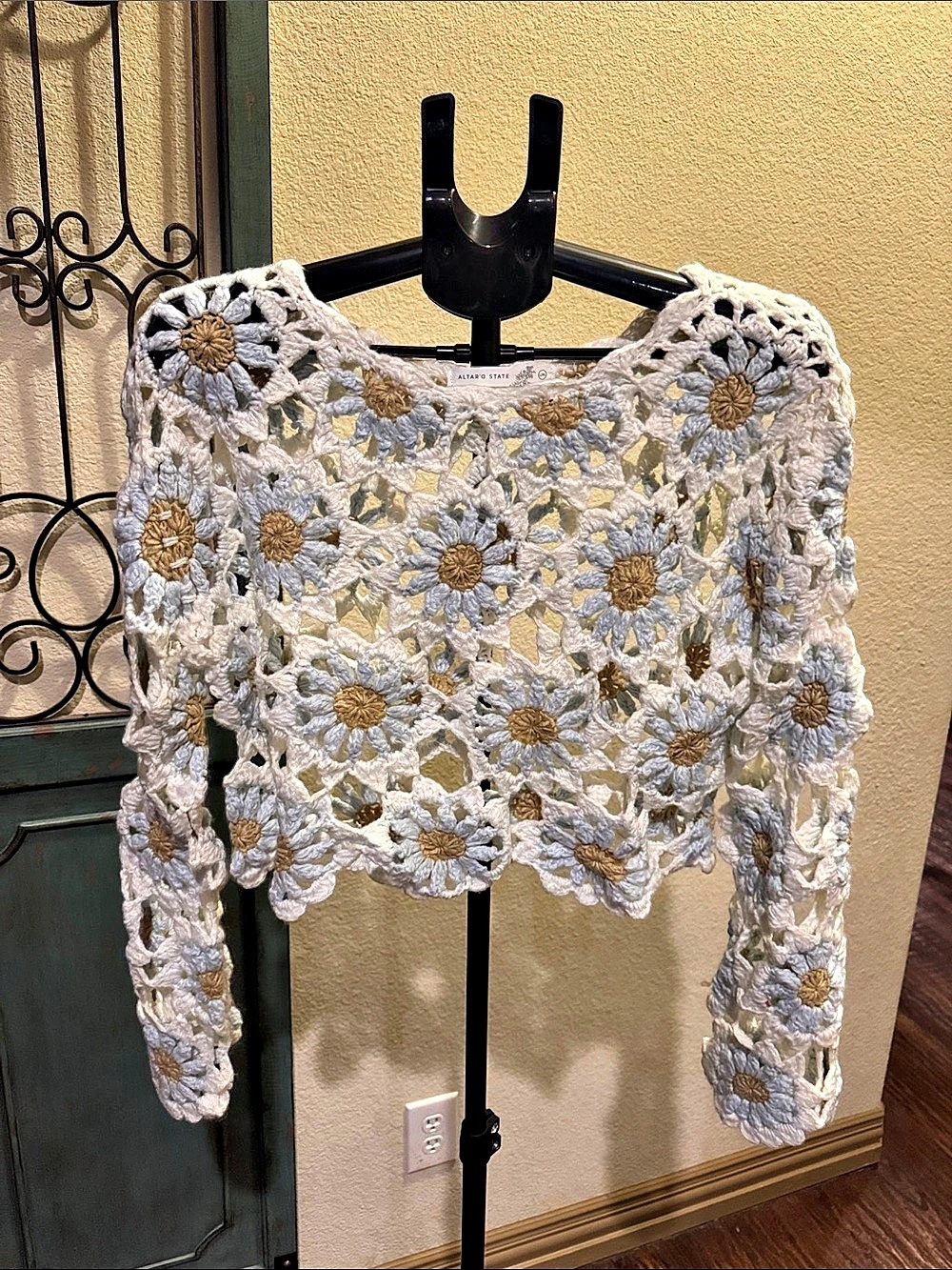 ALTAR'D STATE Floral Crochet Long Sleeve Top White & Gold L/XL Like New